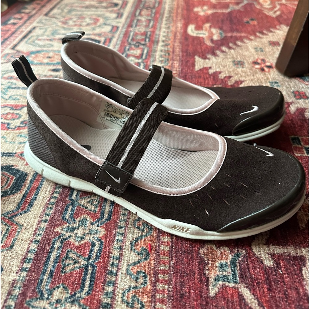 Nike Women’s Size 7 Velcro Slip On Shoes
